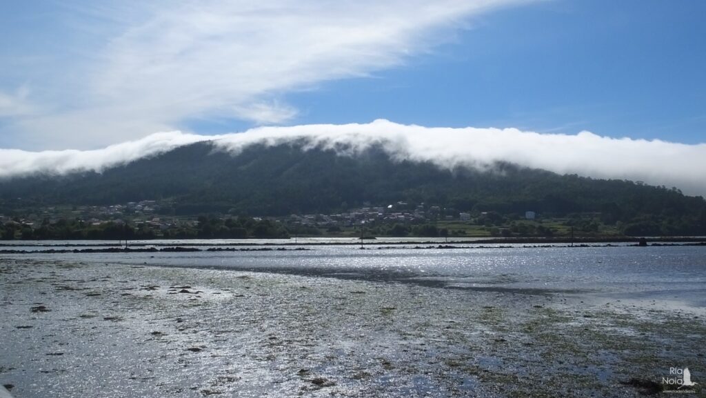 Cascadas de niebla en el Monte San Lois, Noia
