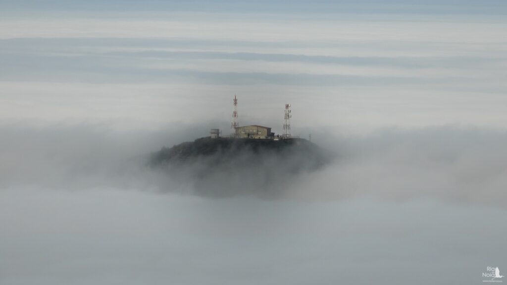 El Monte Enxa, en Porto do Son rodeado de un mar de niebla