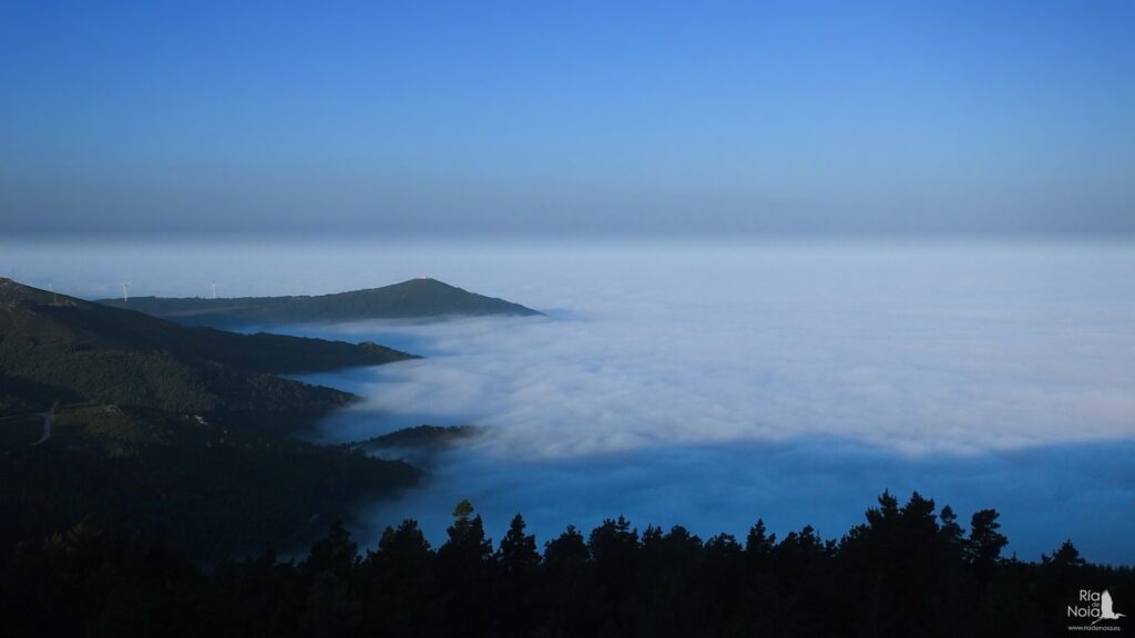 Mar de niebla en la Ría de Noia y Muros desde el Monte Iroite