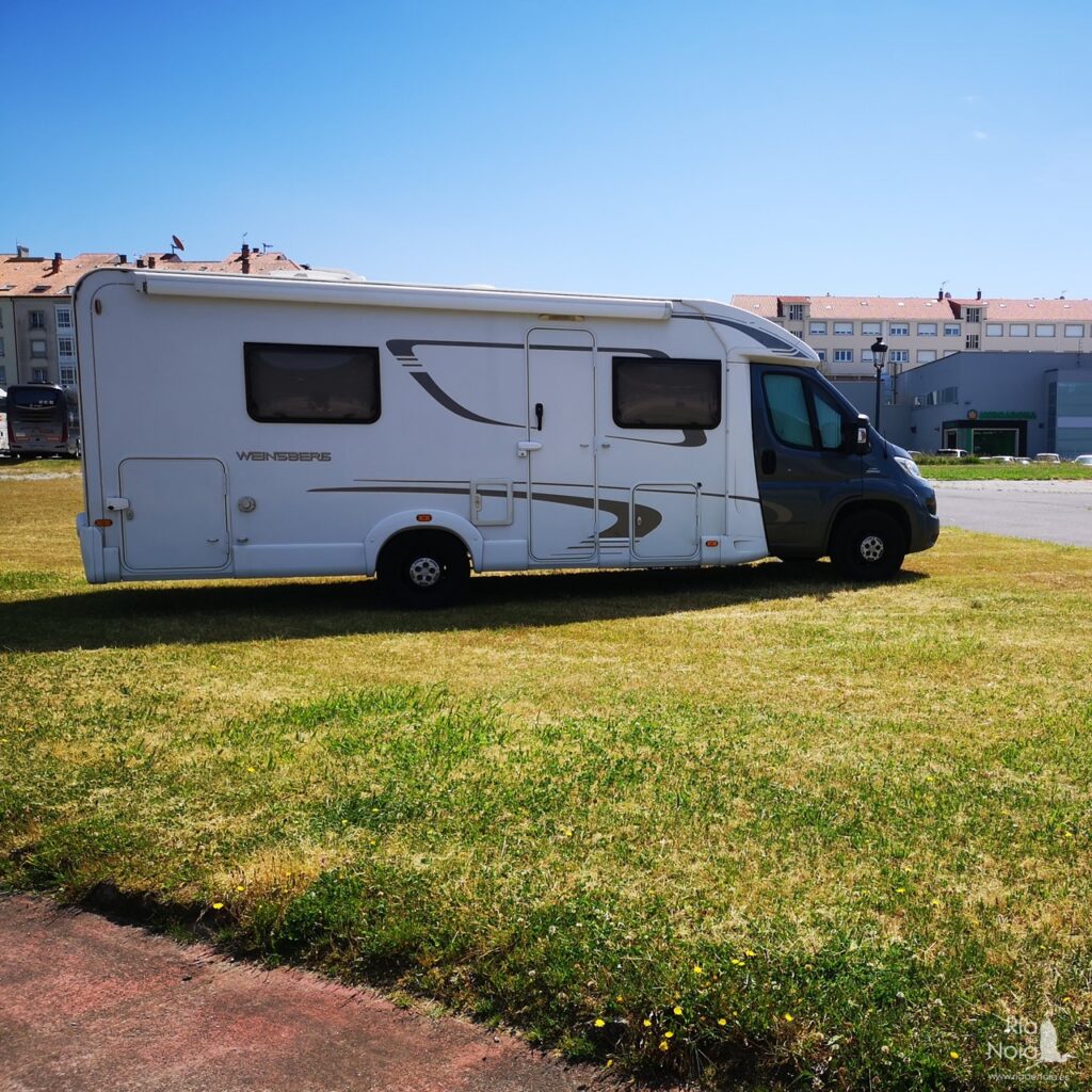 Autocaravanas acampadas ilegalmente en el parking de autocaravanas paseo marítimo de Noia