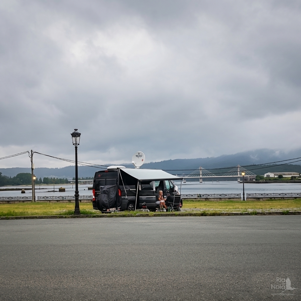 Autocaravanas acampadas ilegalmente en el parking de autocaravanas paseo marítimo de Noia