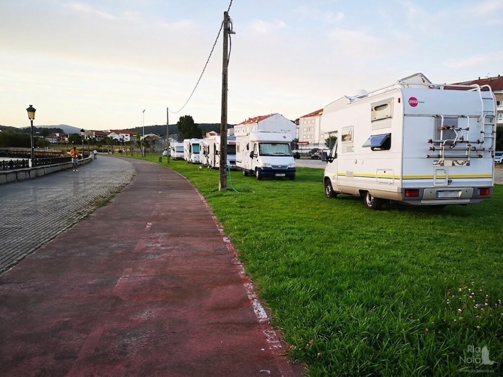 Autocaravanas acampadas ilegalmente en el parking de autocaravanas paseo marítimo de Noia