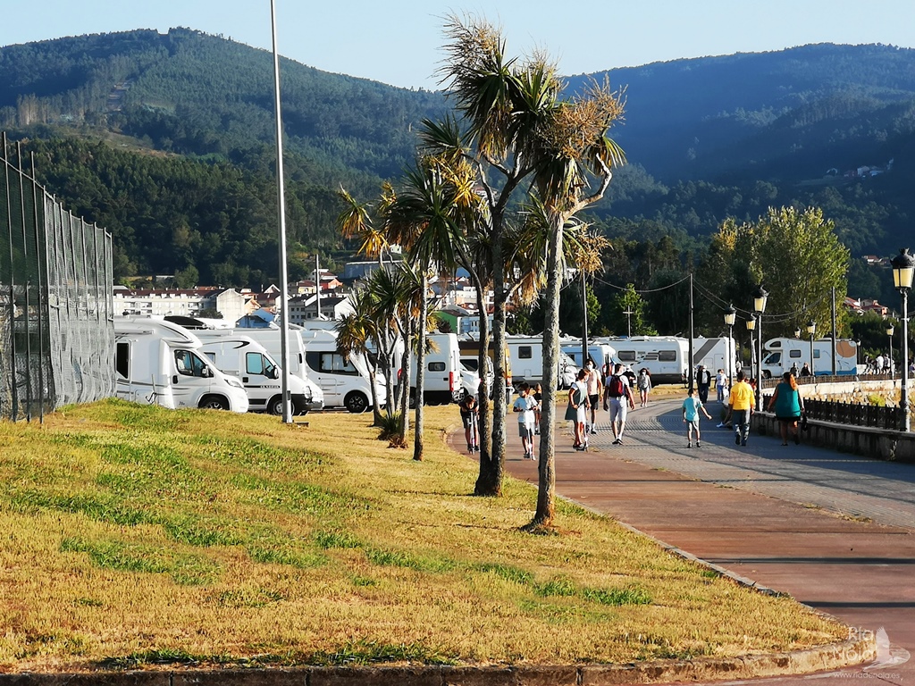 Autocaravanas acampadas ilegalmente en el parking de autocaravanas paseo marítimo de Noia